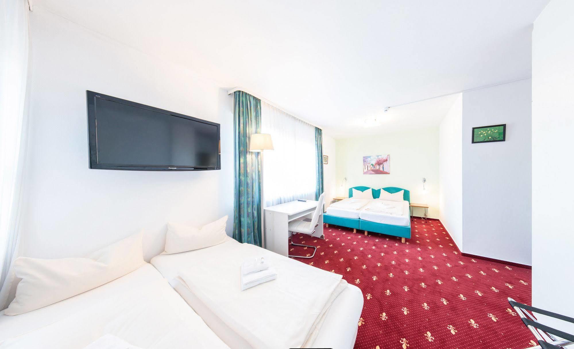 Hotel Hauptbahnhof 3*